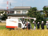 米づくりに使う機械を見たり乗ったりさせてもらいました。